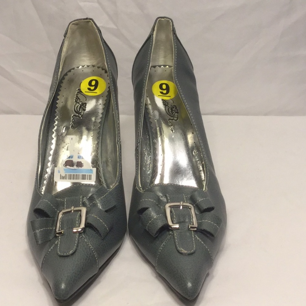 Wild Rose does this grey pump!🌟
